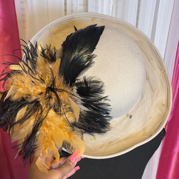 Elegant Cream and Black Feathered Women's Hat - Picture 1 of 7